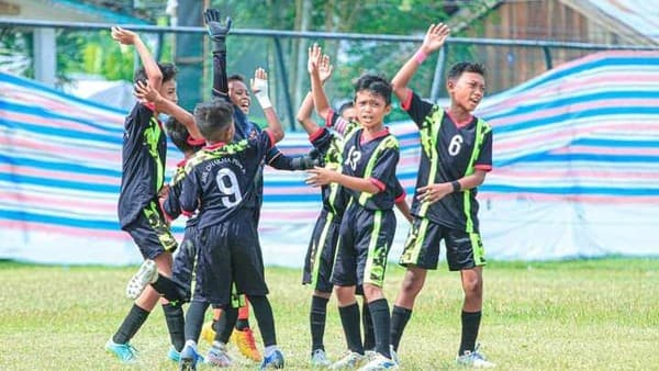 Anak-anak menggunakan peralatan latihan sepak bola modern SSB Bintang