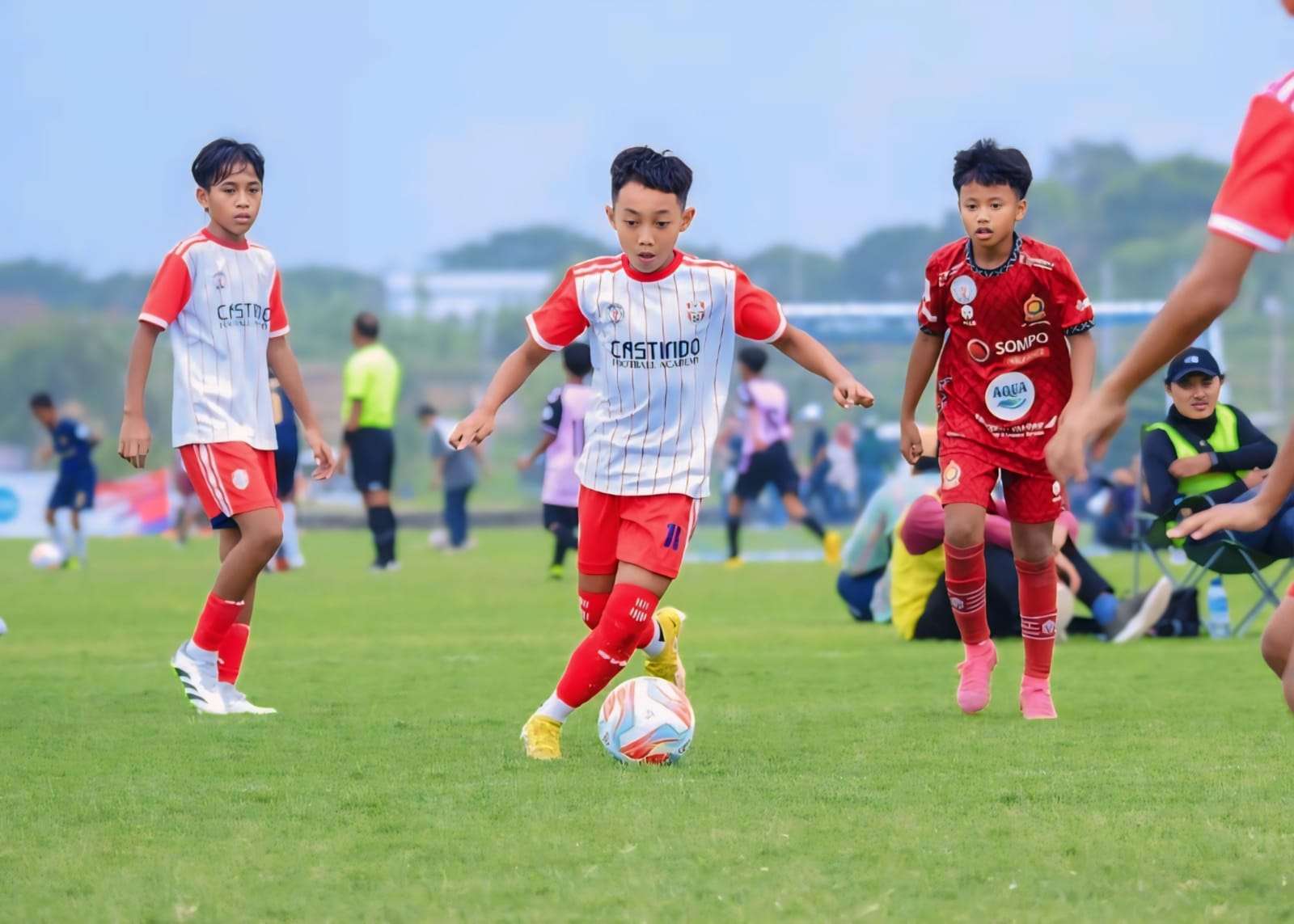 Anak-anak sepak bola beristirahat dan fasilitas pendukung SSB Bintang